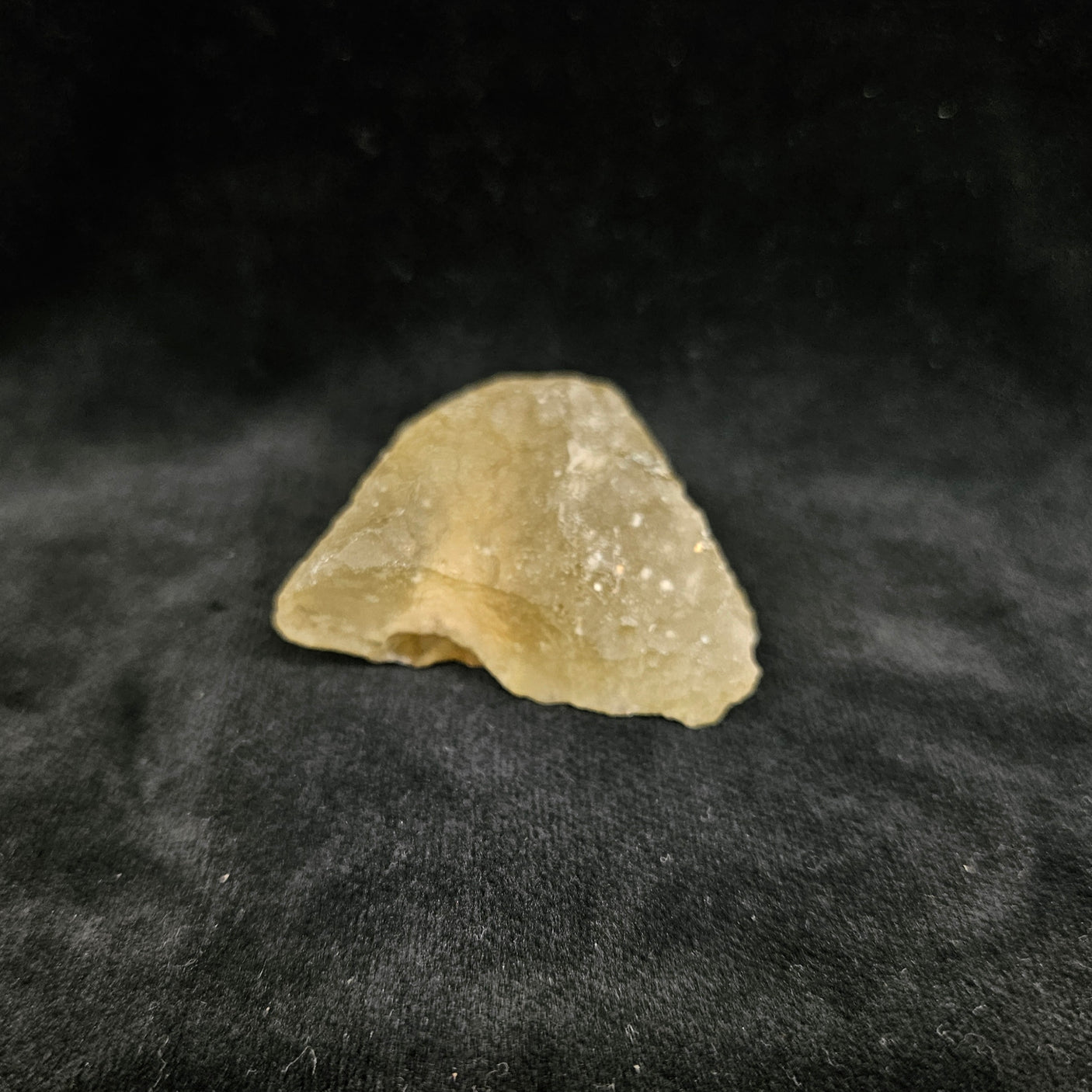 リビアングラス原石 約34x41×20mm/28g