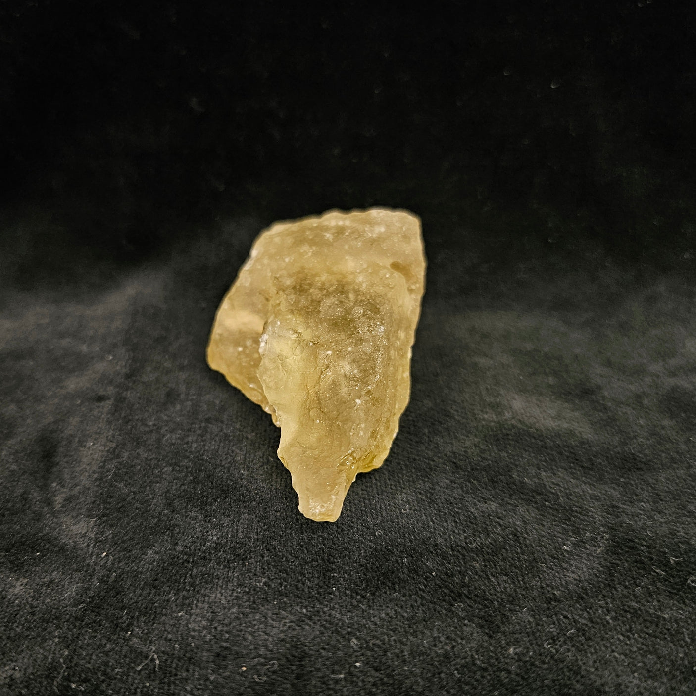 リビアングラス原石 約33x70×28mm/37g