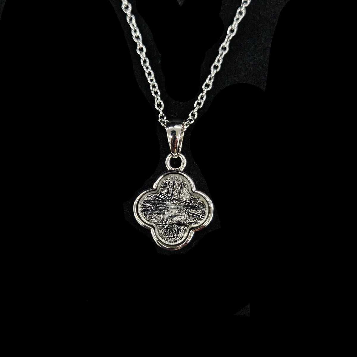 Meteorite Top Clover Motif (Chain sold separately)