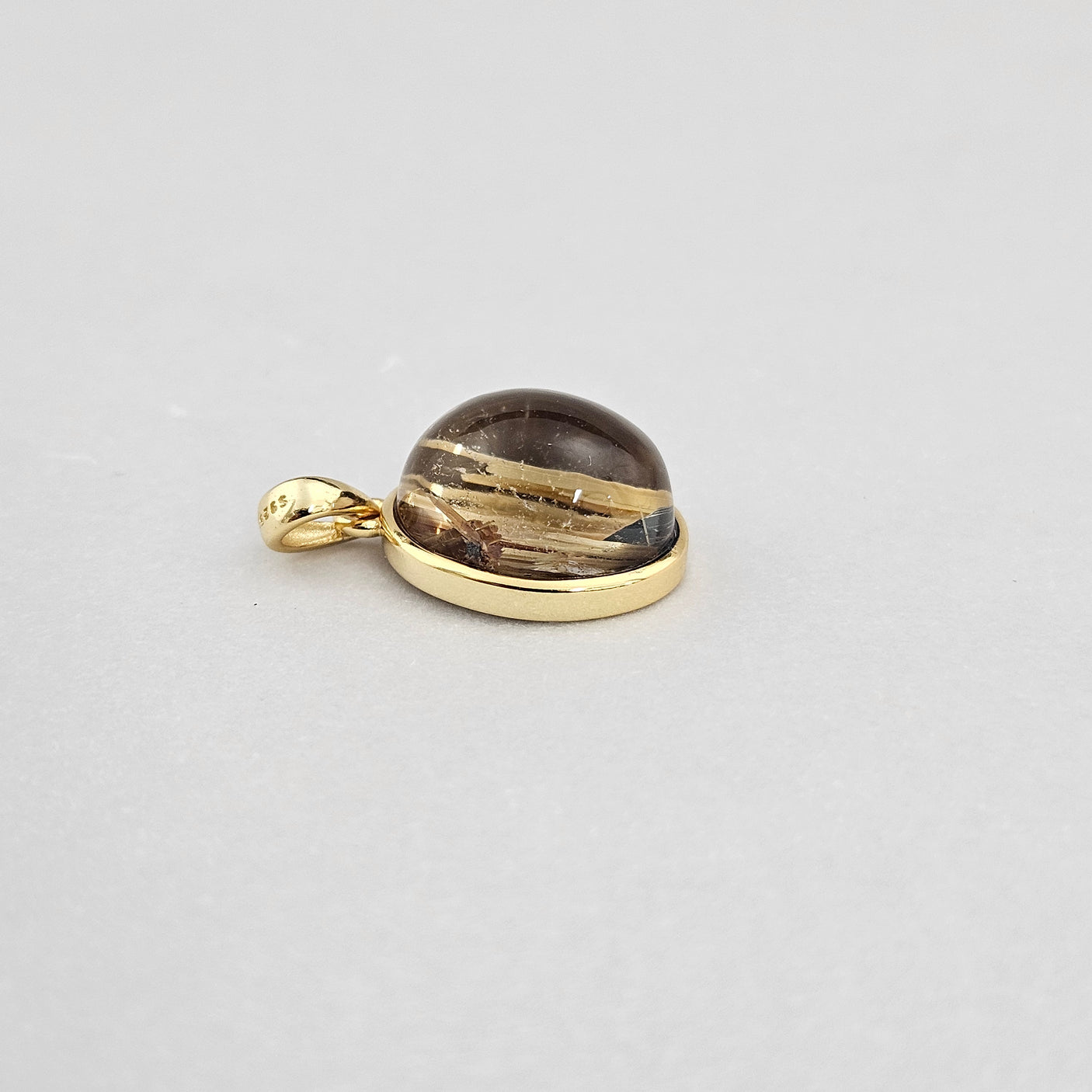 キャッツアイタイチンルチルペンダントトップ 約15x13mm 【会長秘蔵コレクション】<0026>