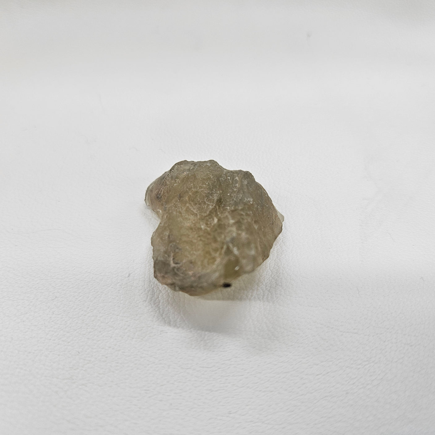 リビアングラス原石 約34x42×14mm/20g