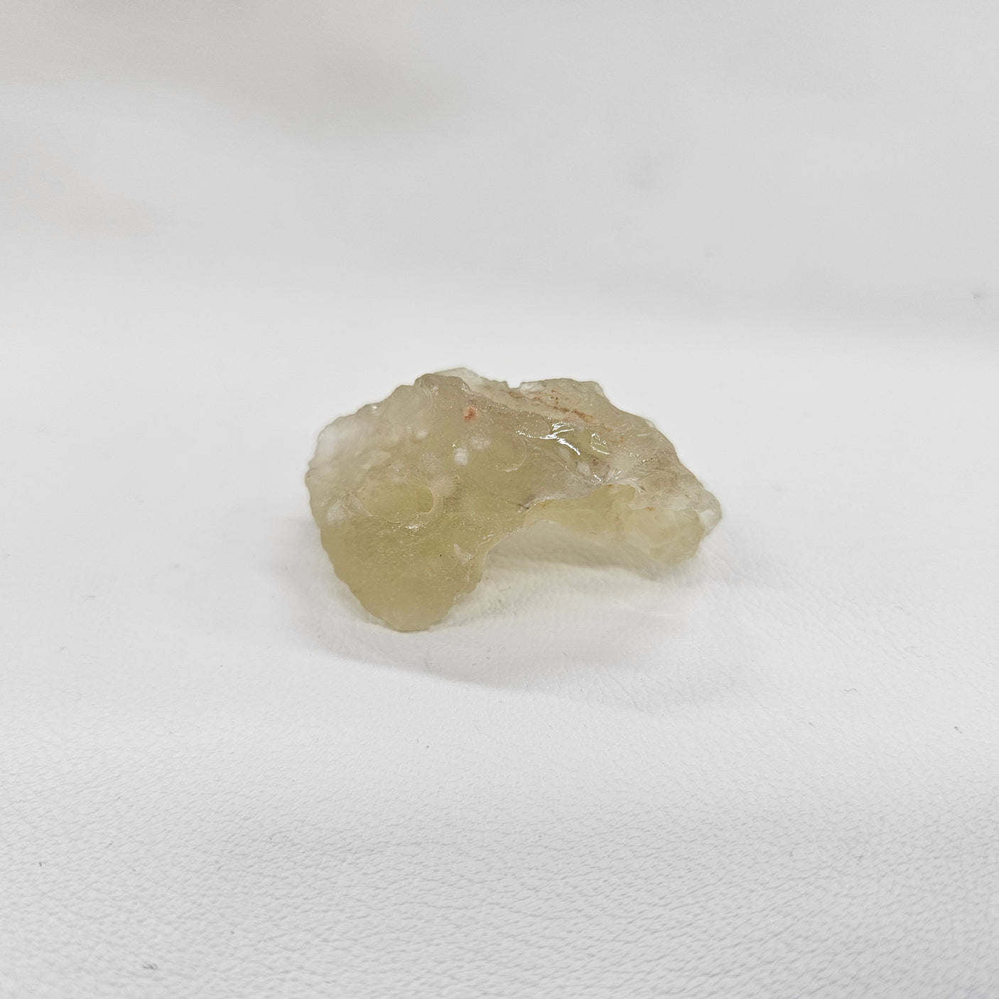 リビアングラス原石 約26x44×22mm/20g