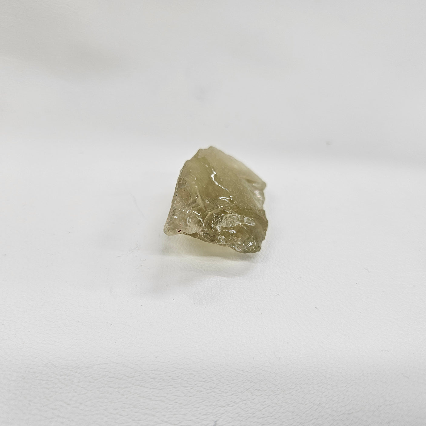 リビアングラス原石 約28x50×20mm/26g