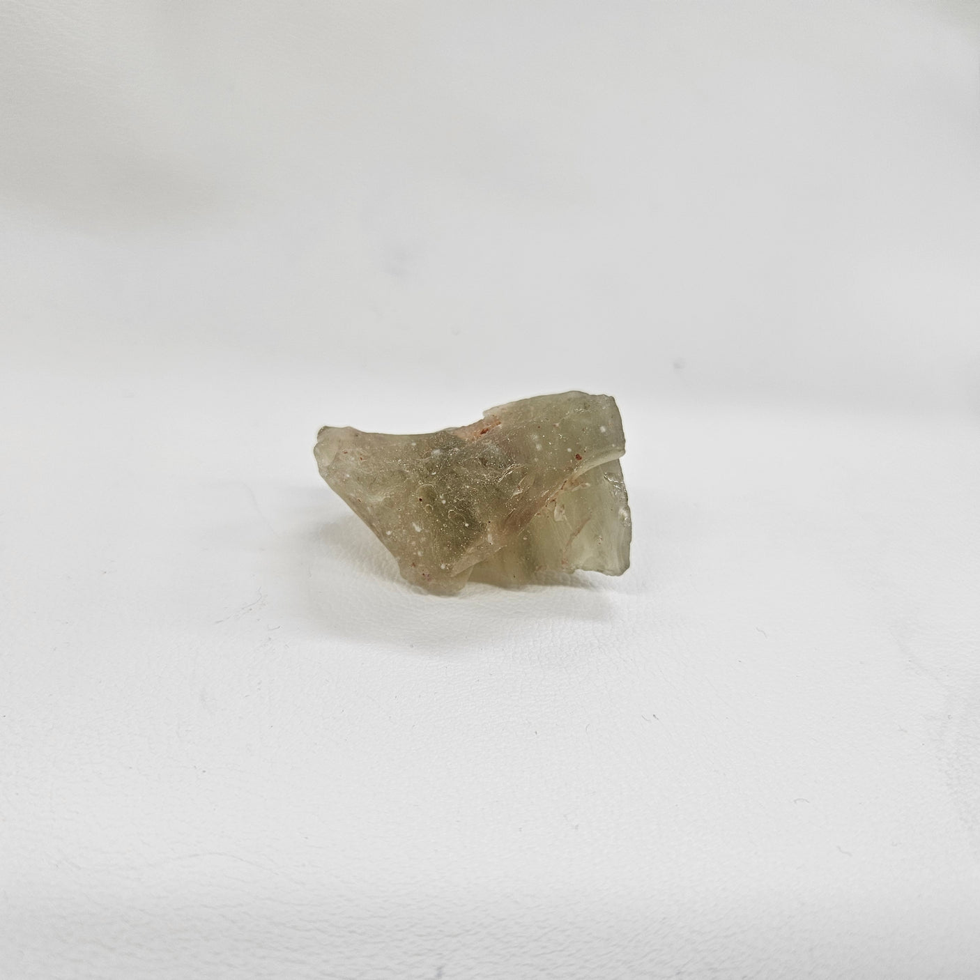 リビアングラス原石 約34x35×24mm/26g