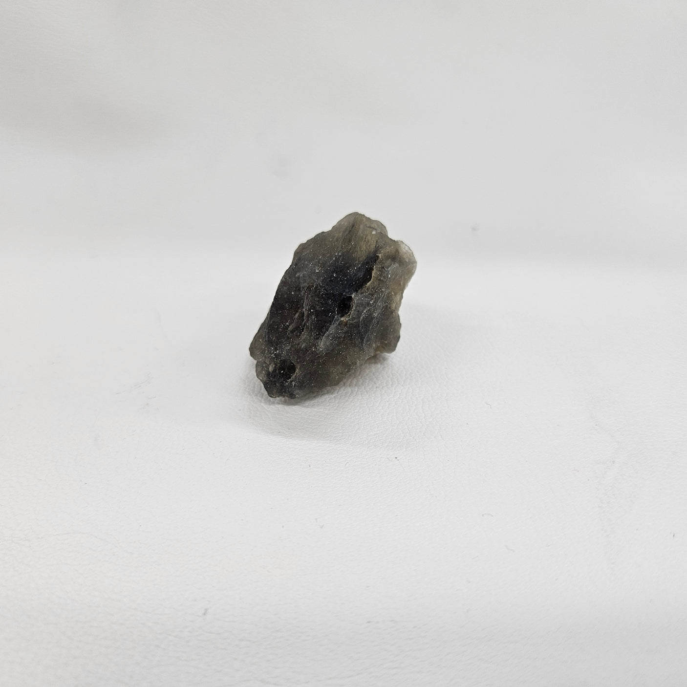 ブラックリビアングラス原石 約30x40×25mm/27g