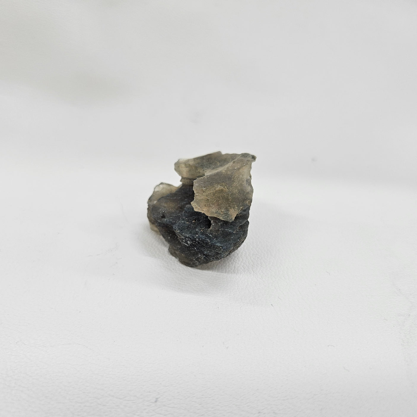 ブラックリビアングラス原石 約30x40×32mm/30g