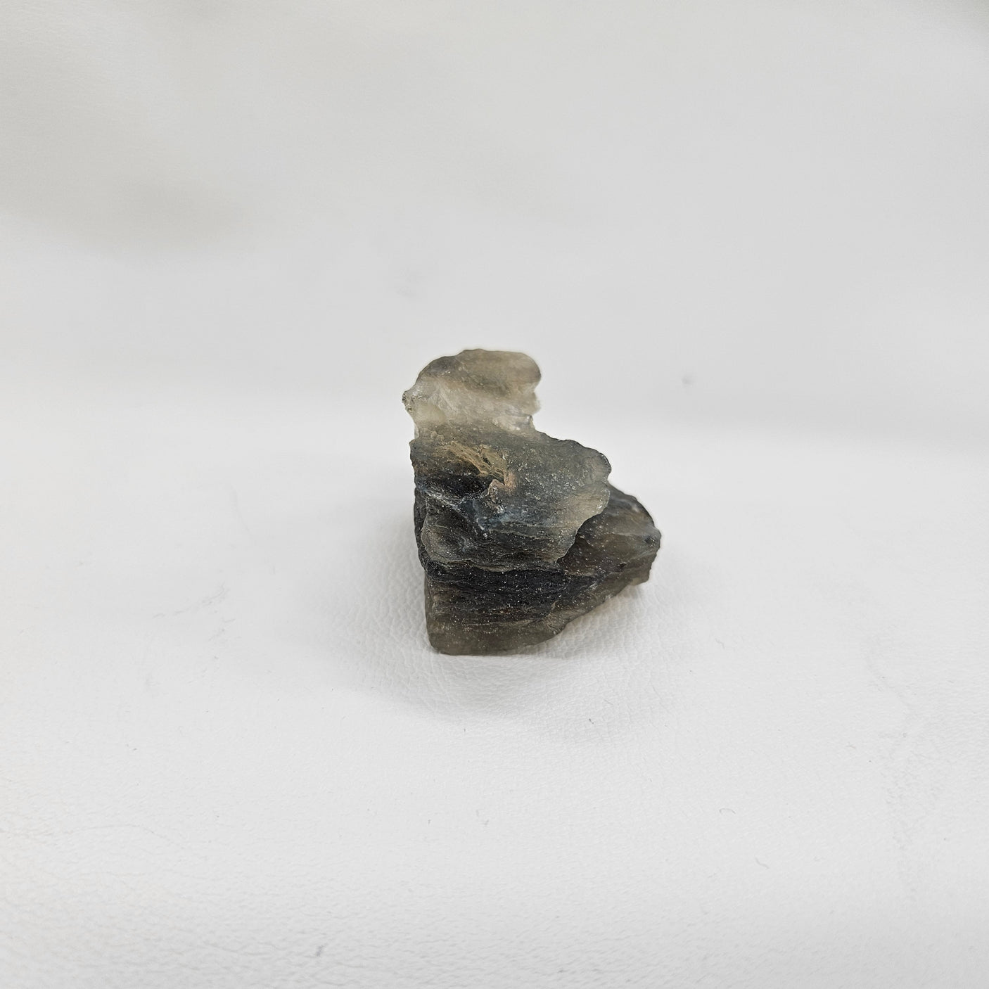 ブラックリビアングラス原石 約30x40×32mm/30g