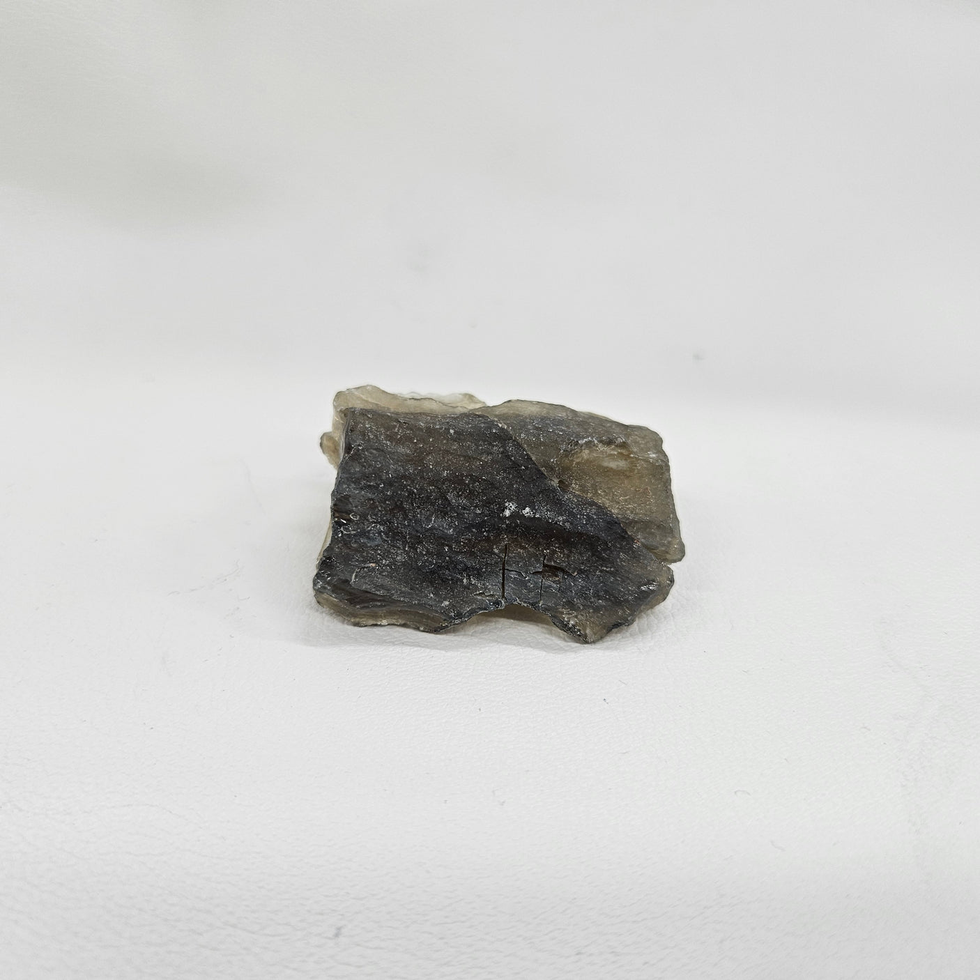 ブラックリビアングラス原石 約28x47×22mm/31g