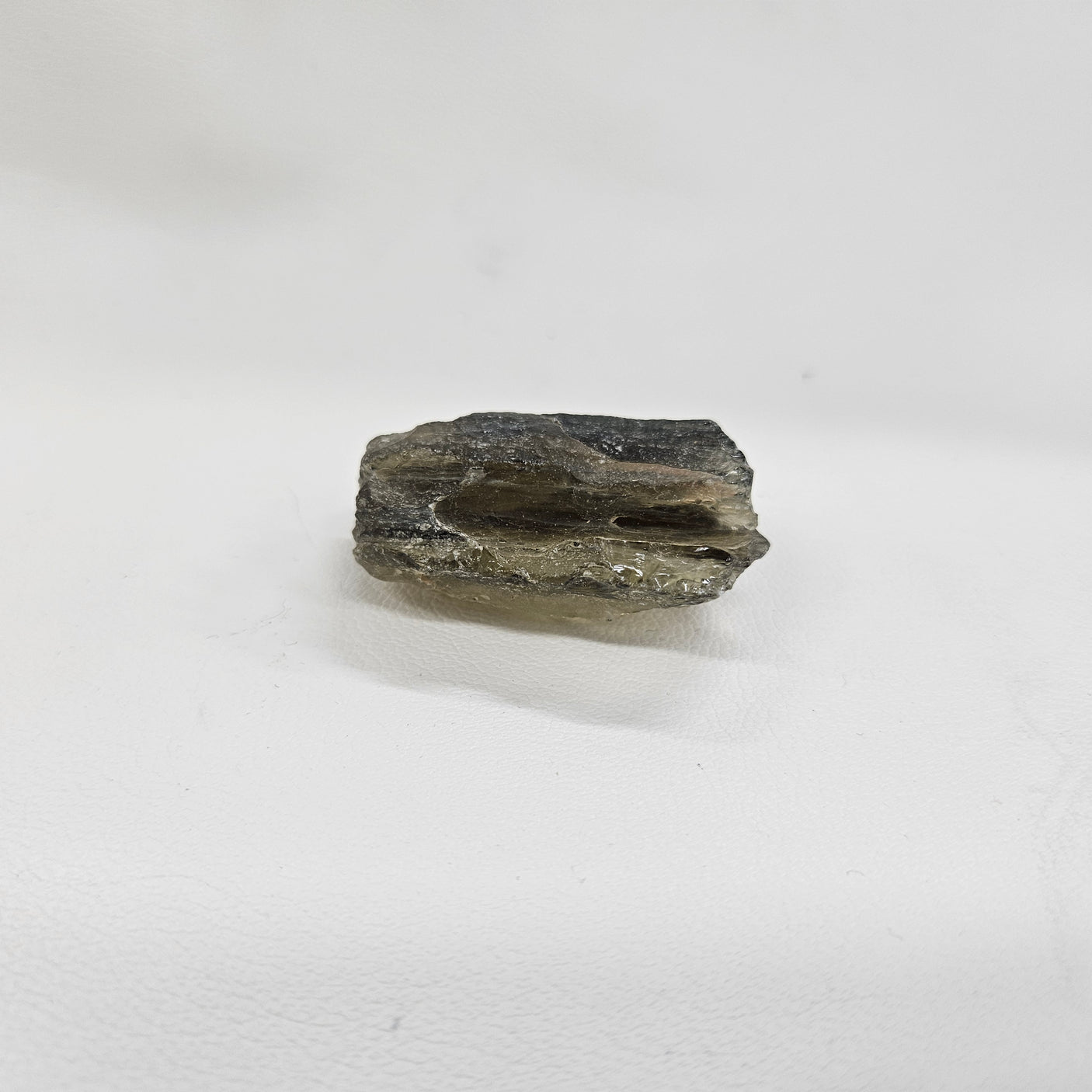 ブラックリビアングラス原石 約28x47×22mm/31g