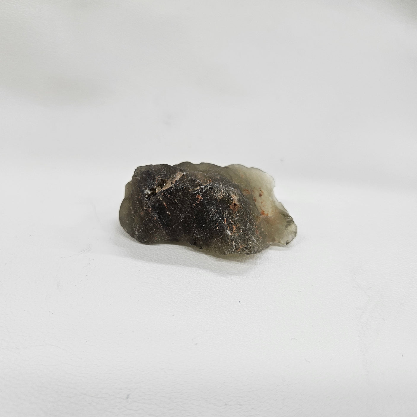 ブラックリビアングラス原石 約38x60×24mm/43g