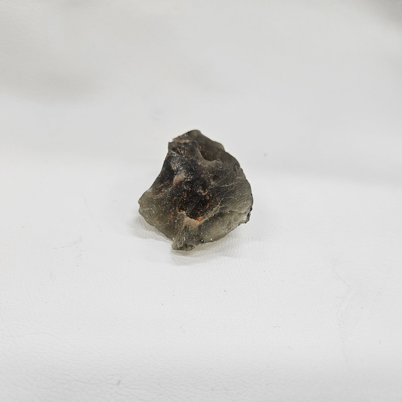 ブラックリビアングラス原石 約38x60×24mm/43g