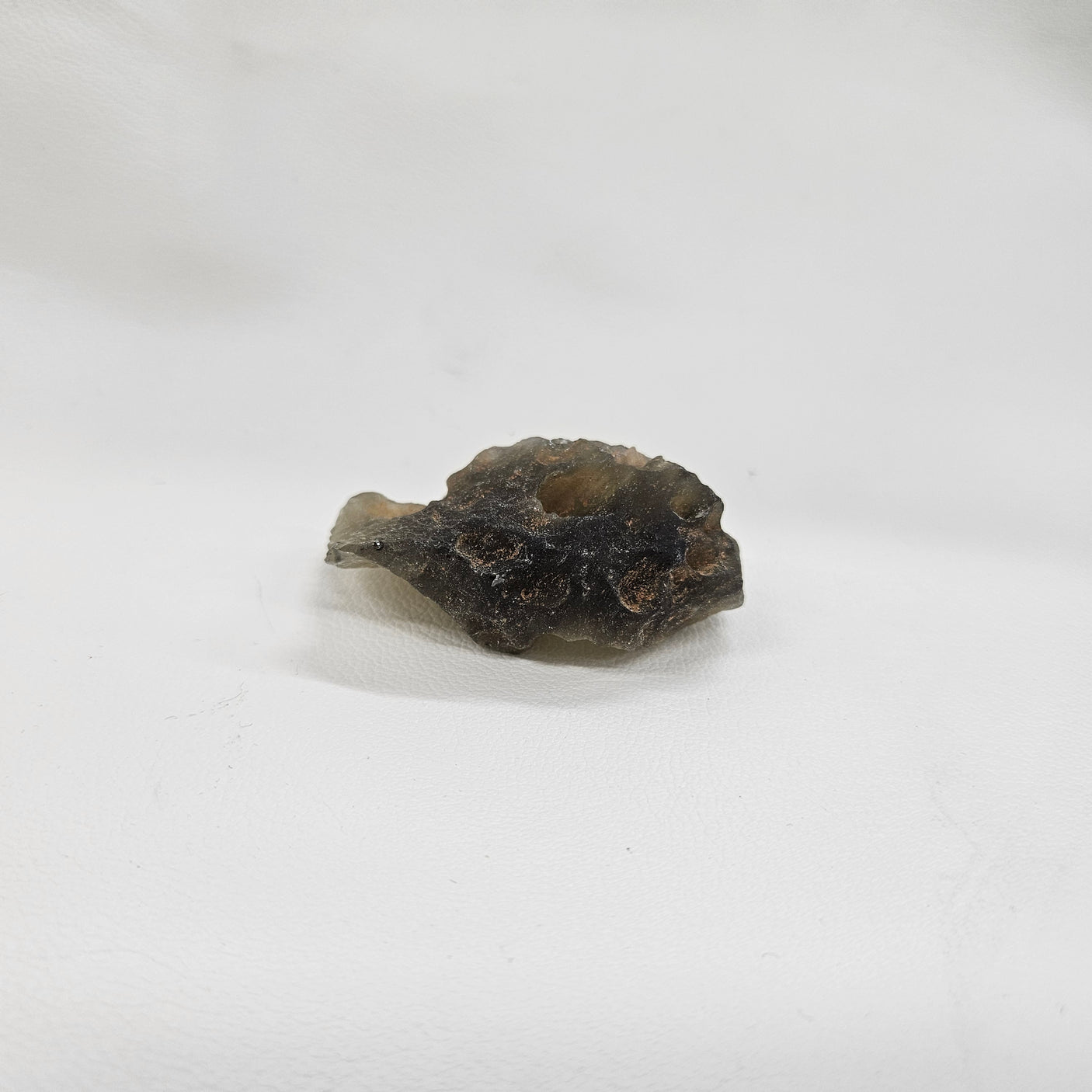 ブラックリビアングラス原石 約38x60×24mm/43g