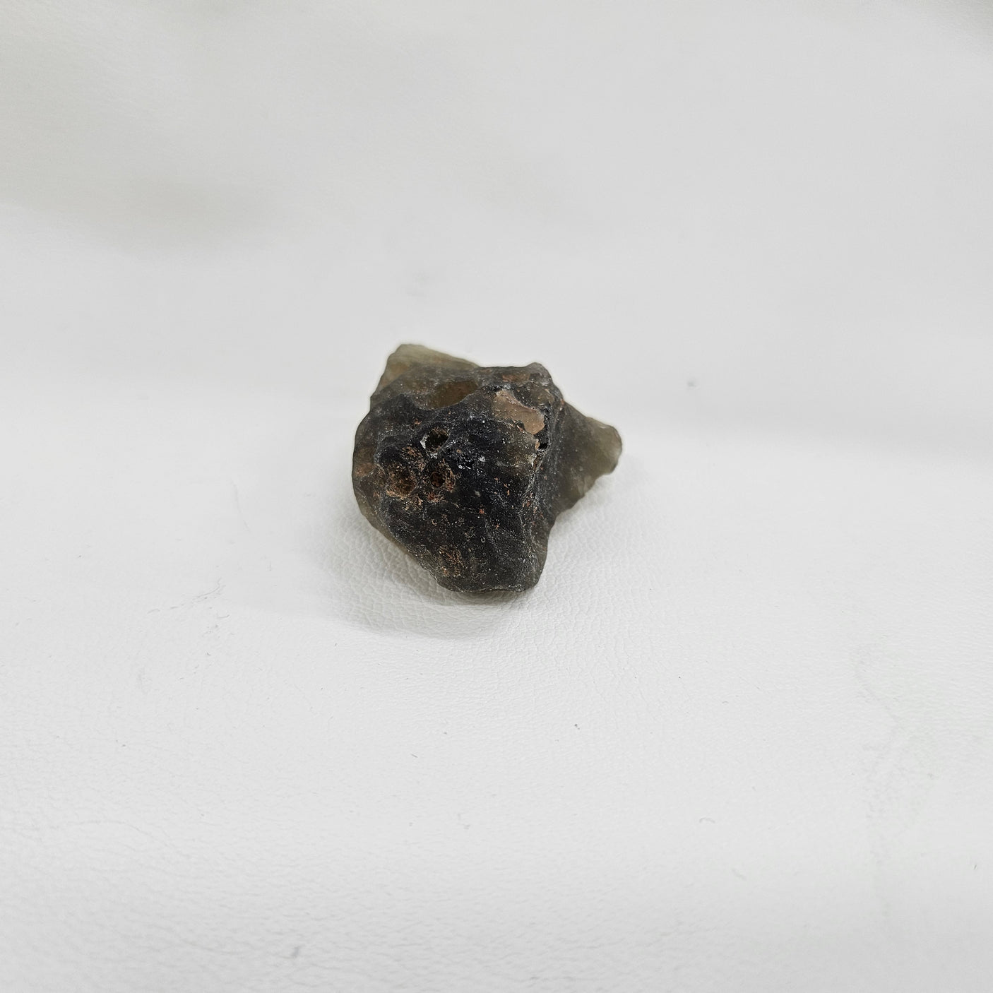 ブラックリビアングラス原石 約38x60×24mm/43g
