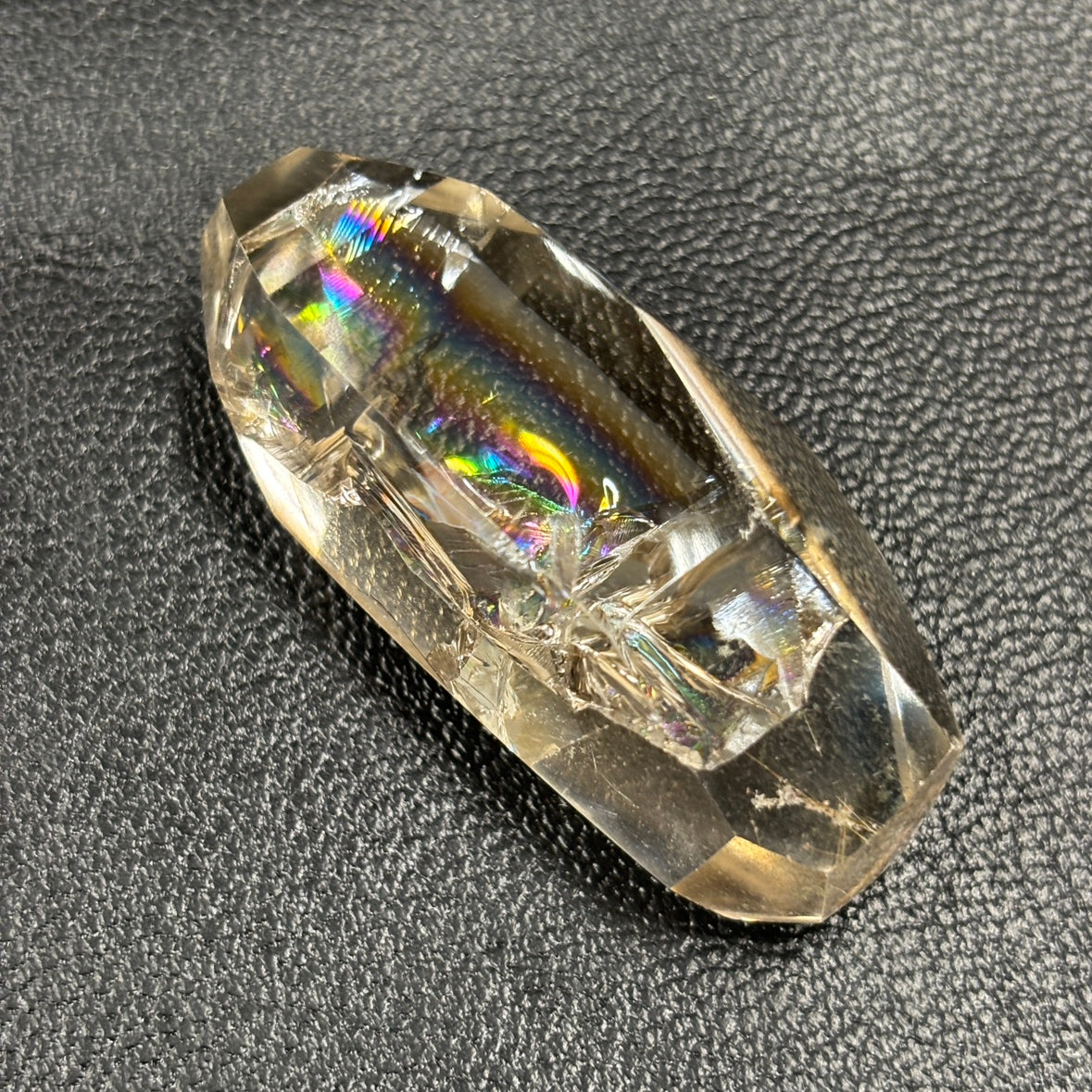 スモーキークォーツポイント:レインボー入り(約44g)約5 × 2.5cm