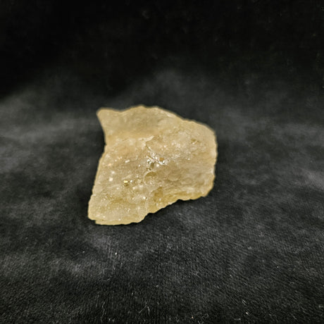 リビアングラス原石 約34x41×20mm/28g