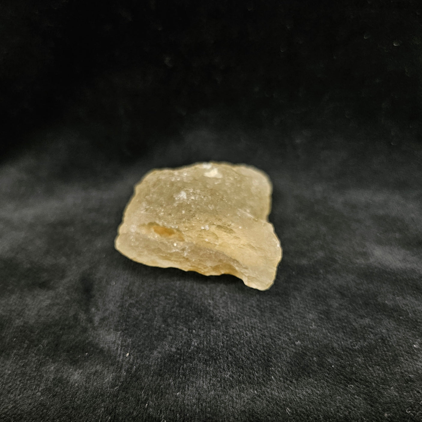 リビアングラス原石 約34x41×20mm/28g