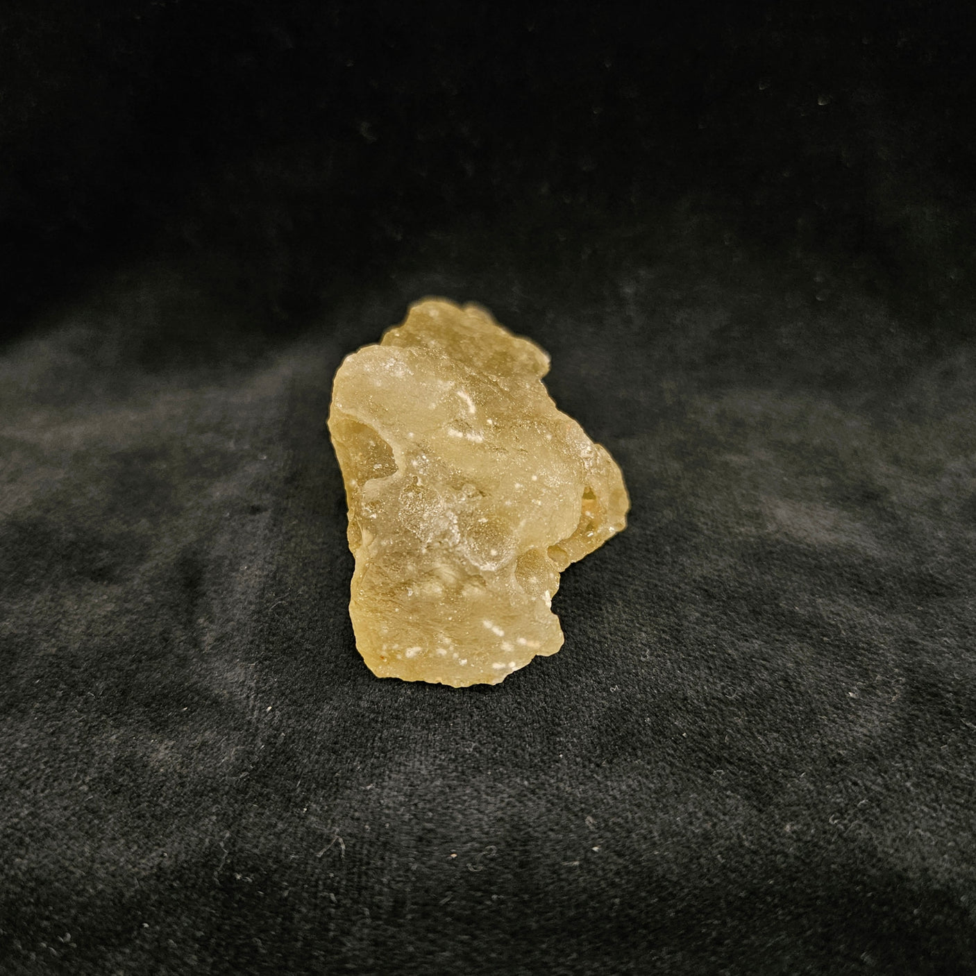 リビアングラス原石 約33x70×28mm/37g