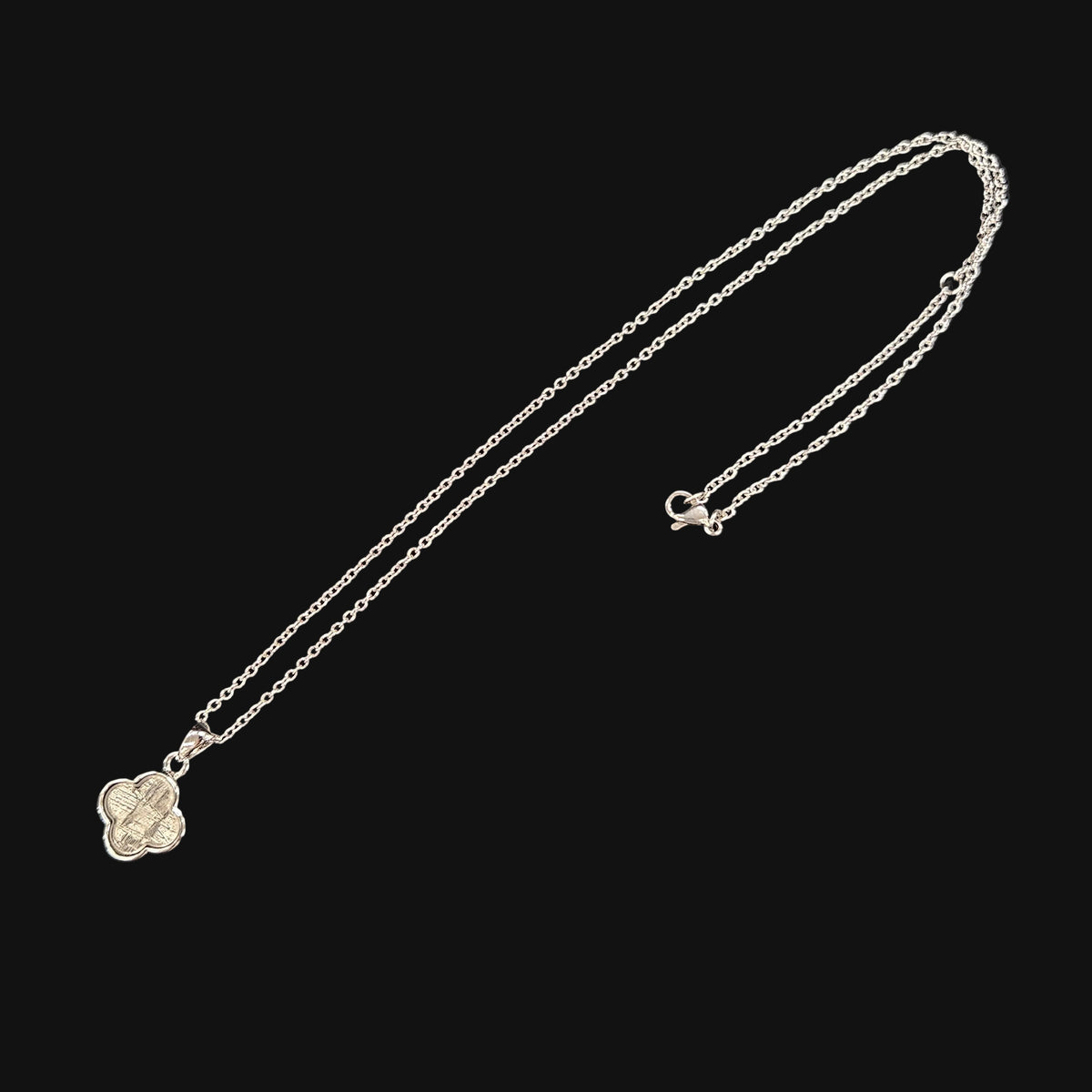 Meteorite Top Clover Motif (Chain sold separately)