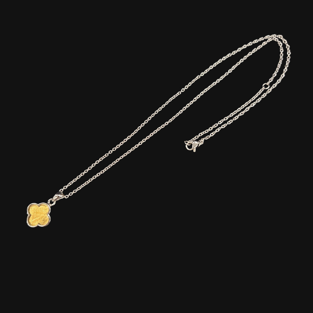 Meteorite Top Clover Motif (Chain sold separately)