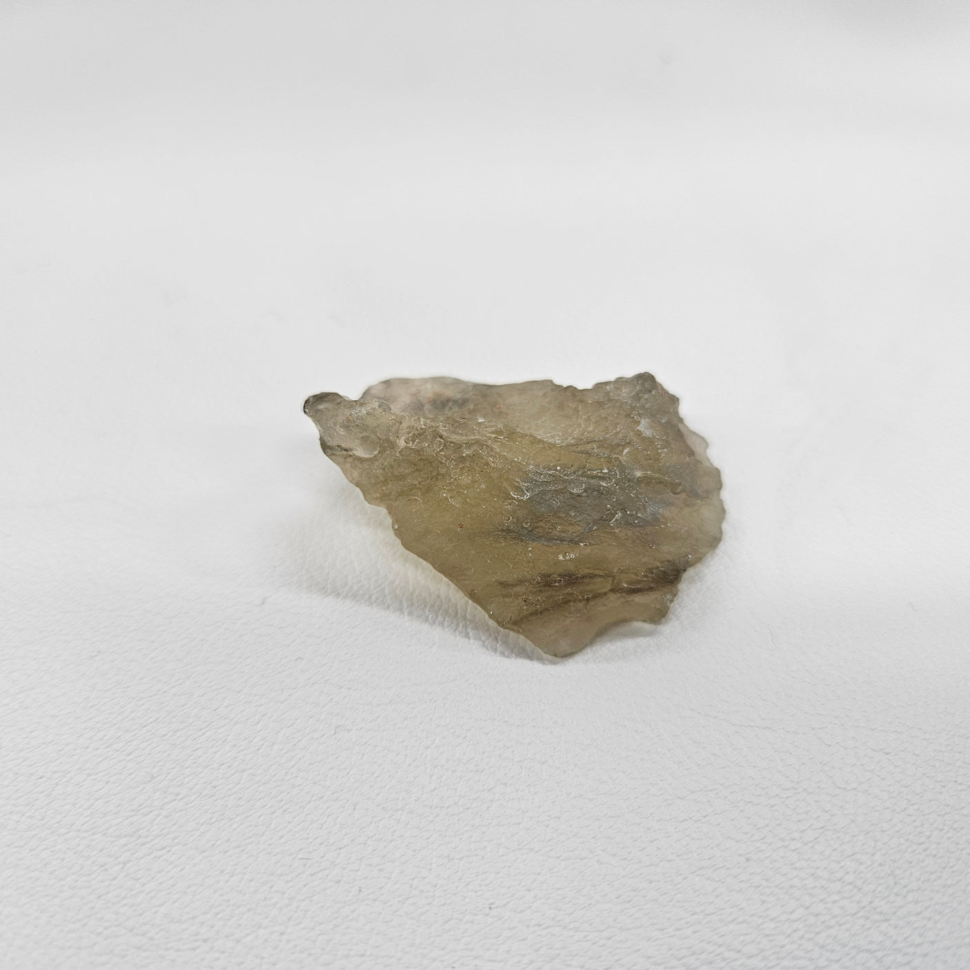 リビアングラス原石 約34x42×14mm/20g