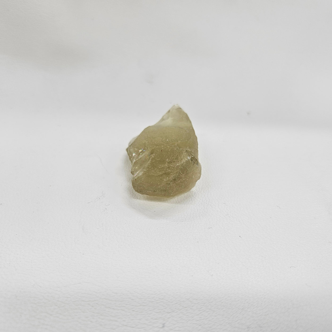 リビアングラス原石 約28x50×20mm/26g
