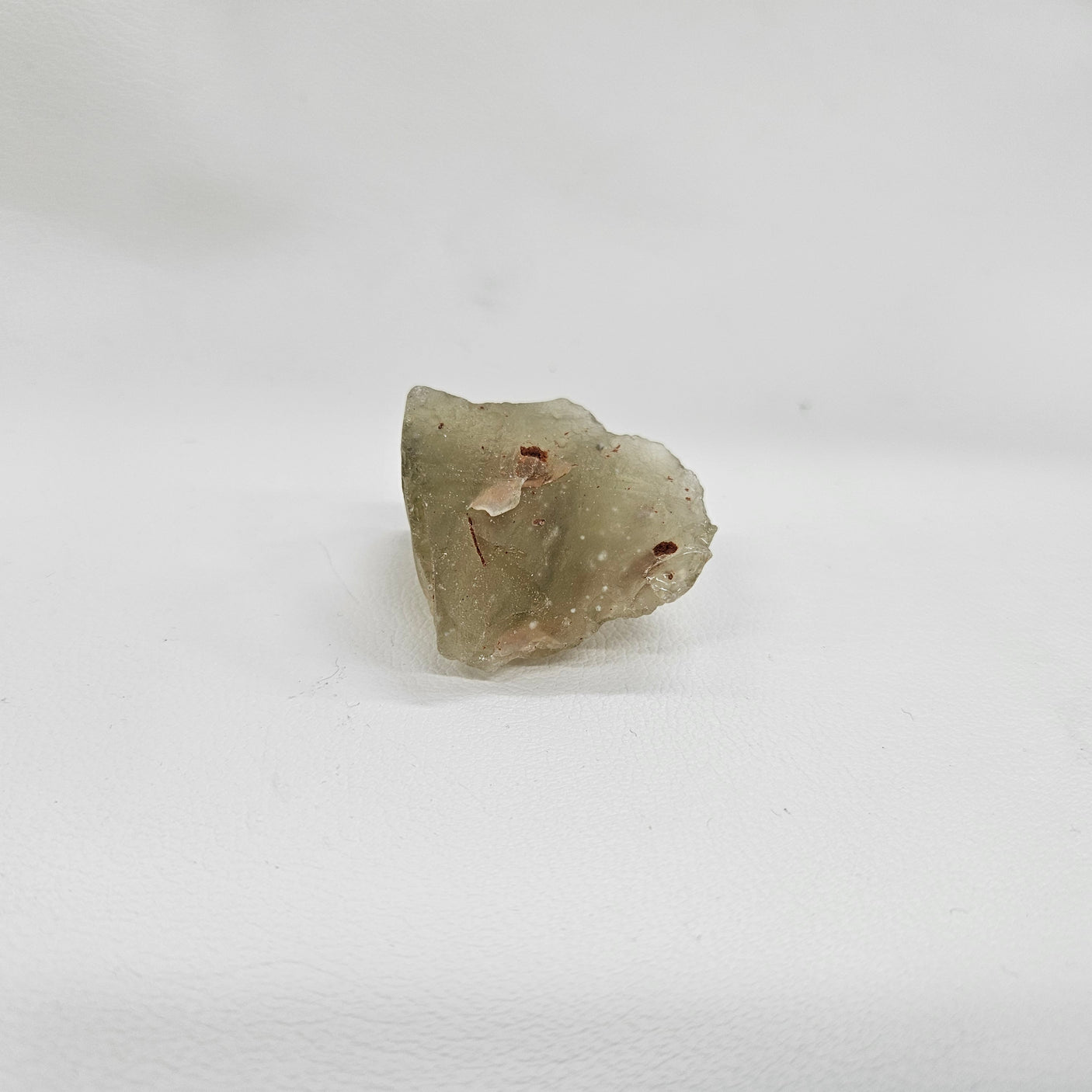 リビアングラス原石 約34x35×24mm/26g