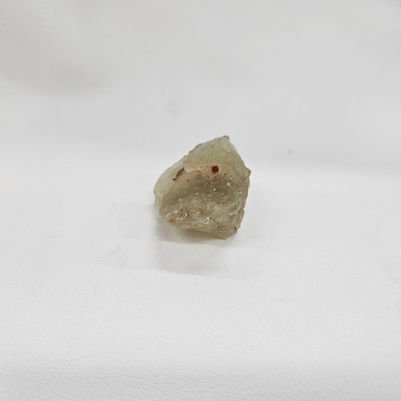 リビアングラス原石 約34x35×24mm/26g