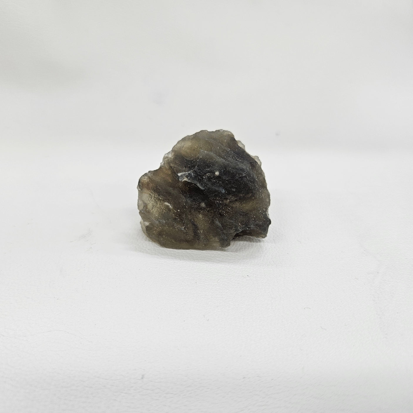 ブラックリビアングラス原石 約30x40×25mm/27g