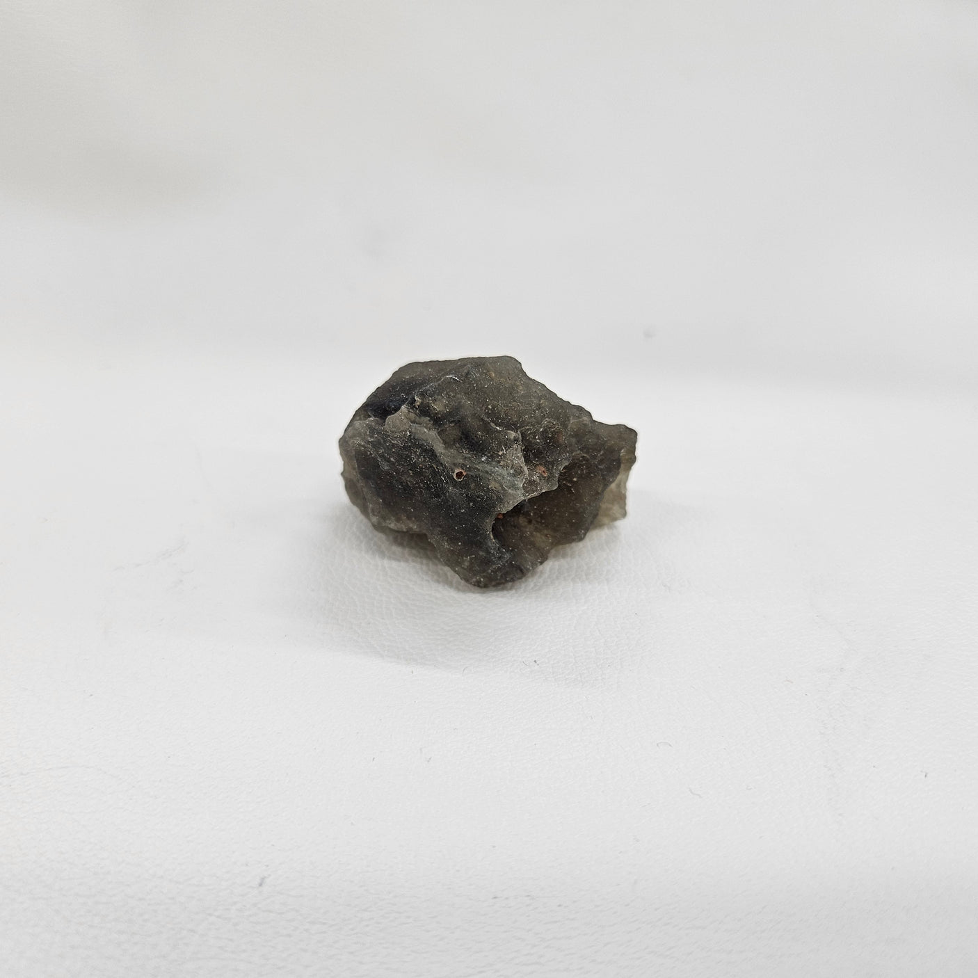 ブラックリビアングラス原石 約30x40×25mm/27g