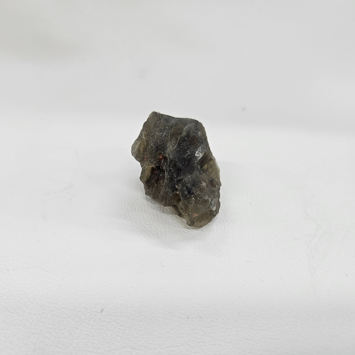 ブラックリビアングラス原石 約30x40×25mm/27g