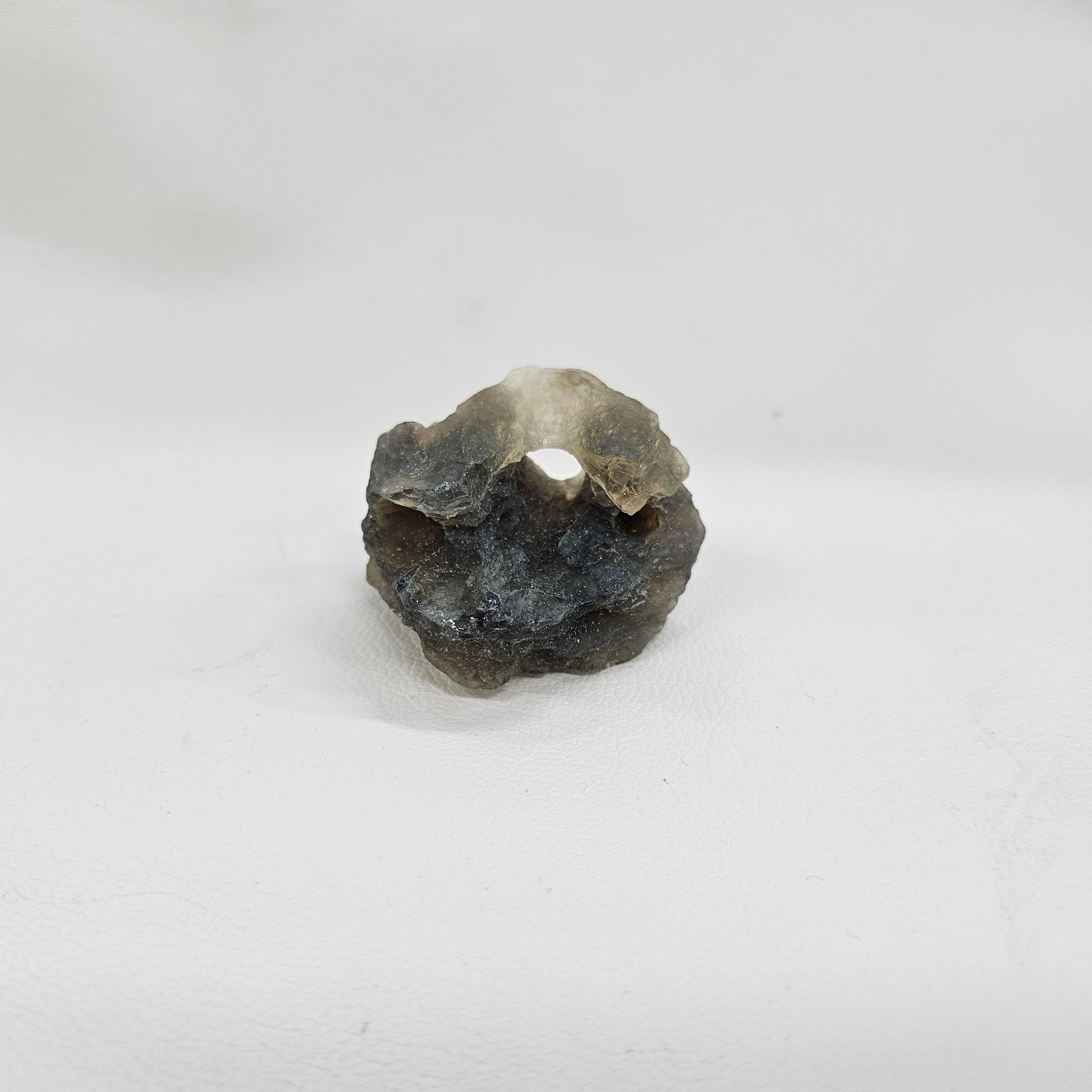 ブラックリビアングラス原石 約30x40×32mm/30g – STONEMARKET