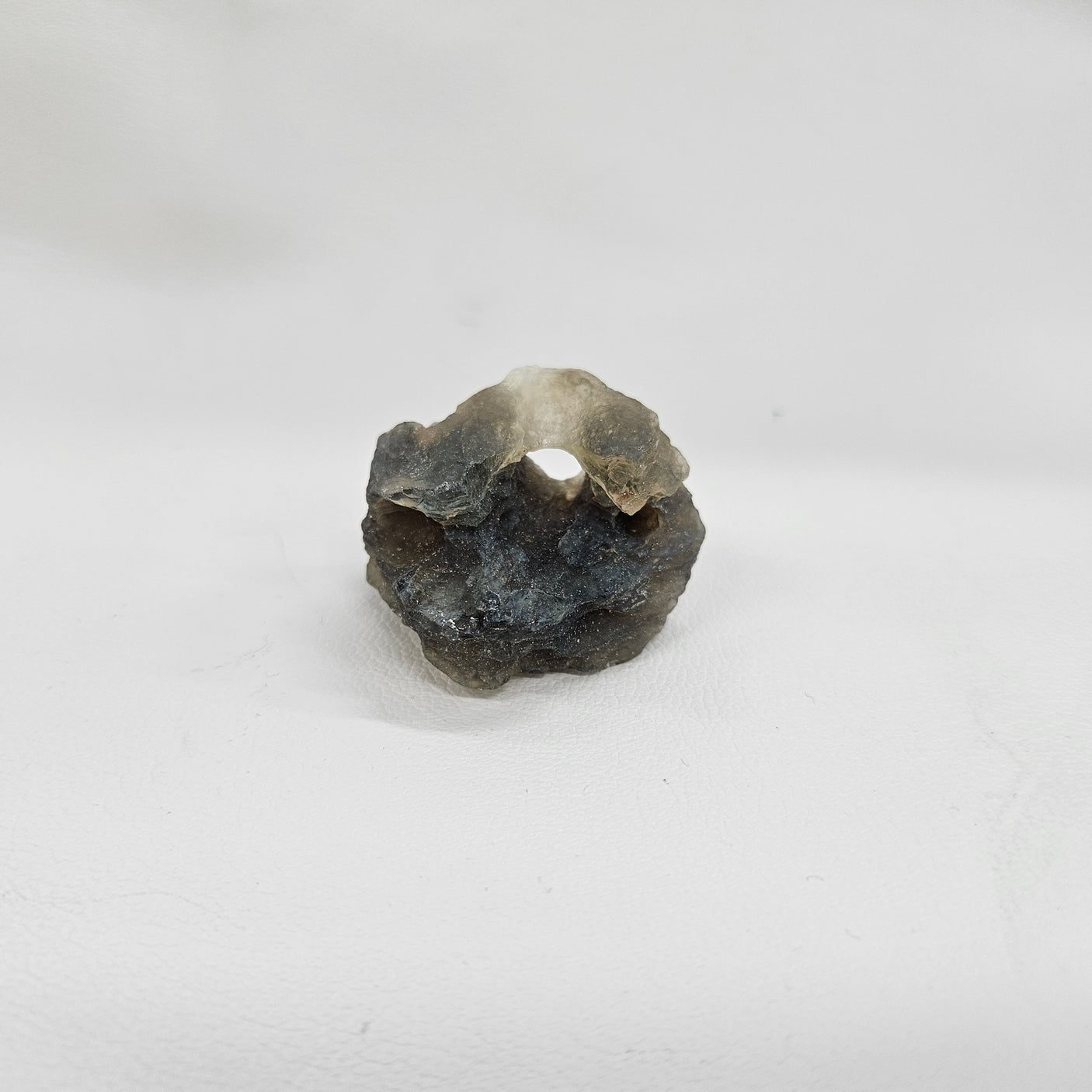 ブラックリビアングラス原石 約30x40×32mm/30g
