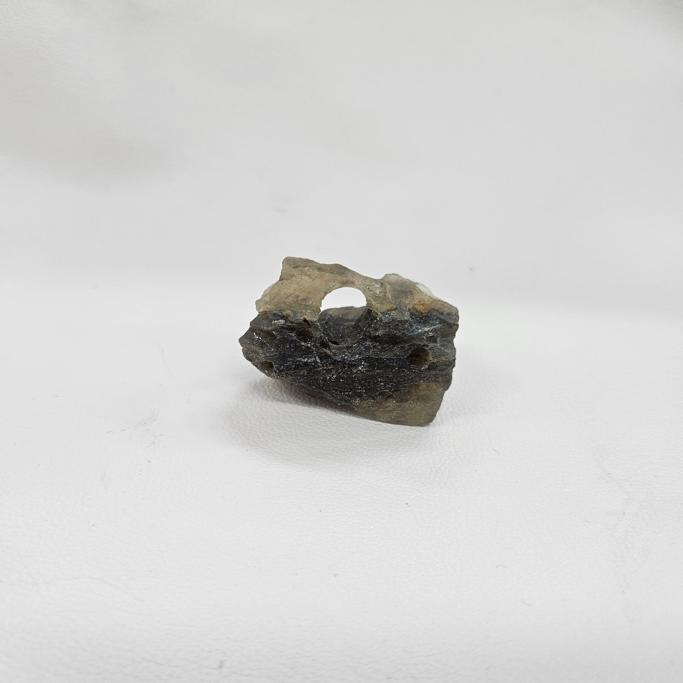 ブラックリビアングラス原石 約30x40×32mm/30g