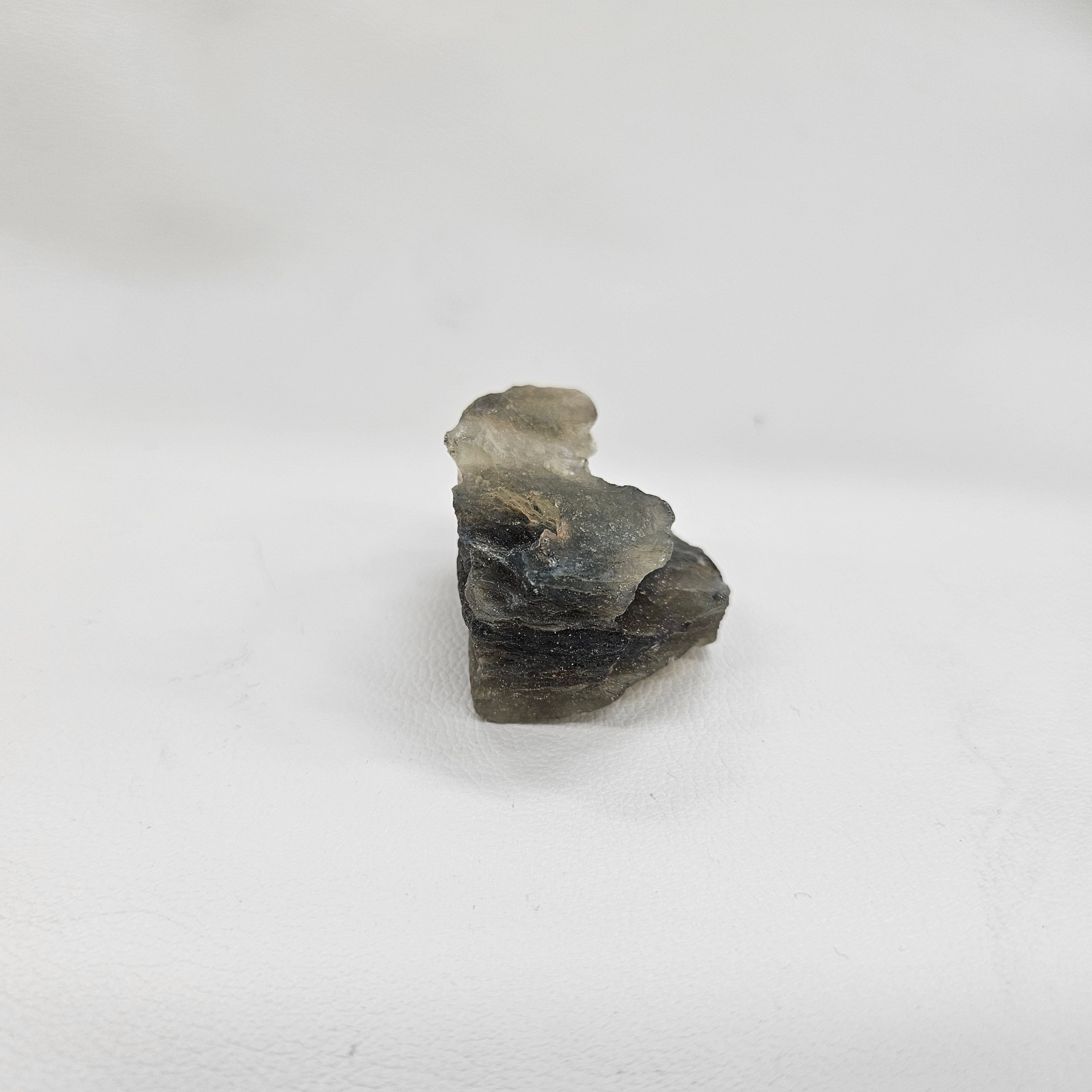 ブラックリビアングラス原石 約30x40×32mm/30g【保証書付