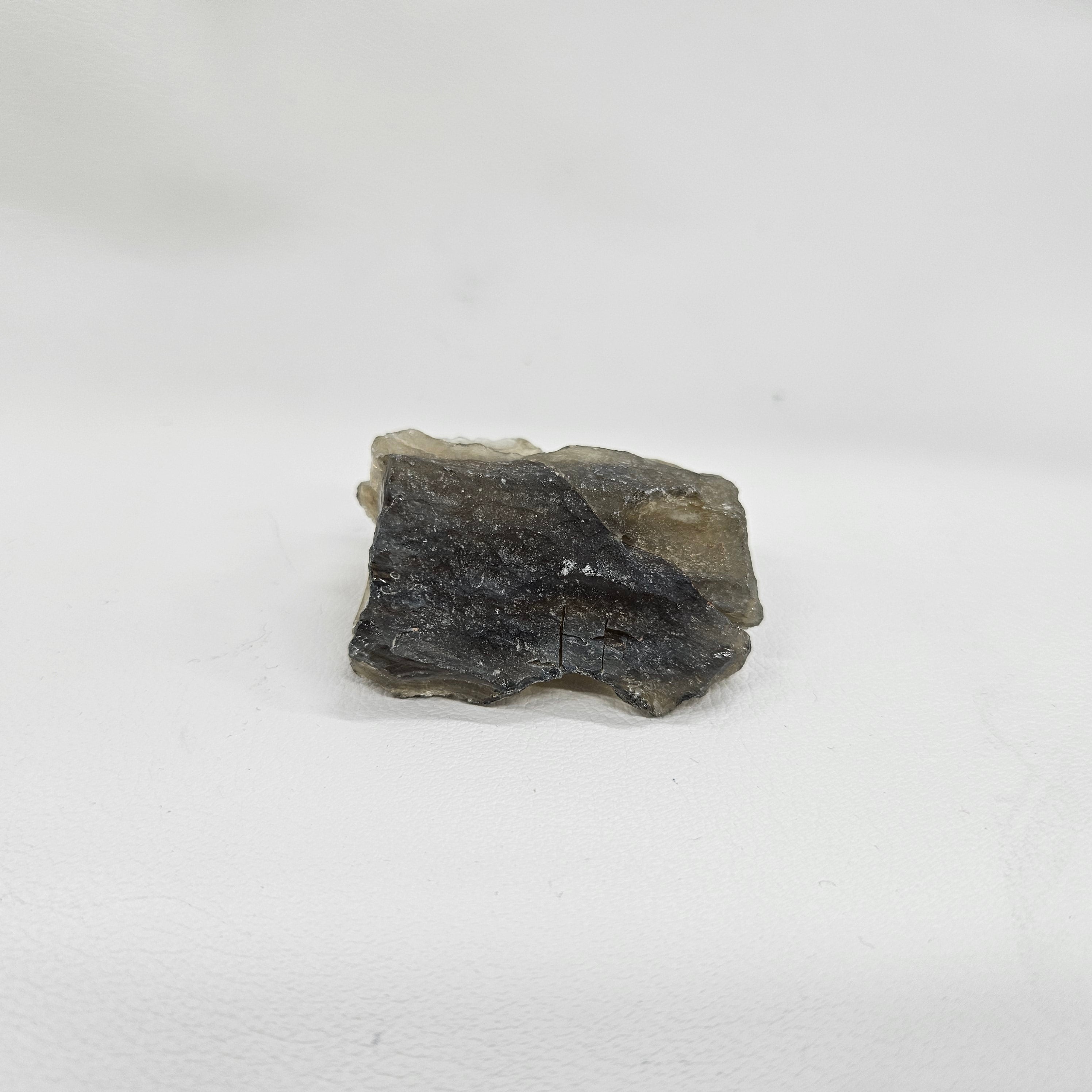 ブラックリビアングラス原石 約28x47×22mm/31g – STONEMARKET