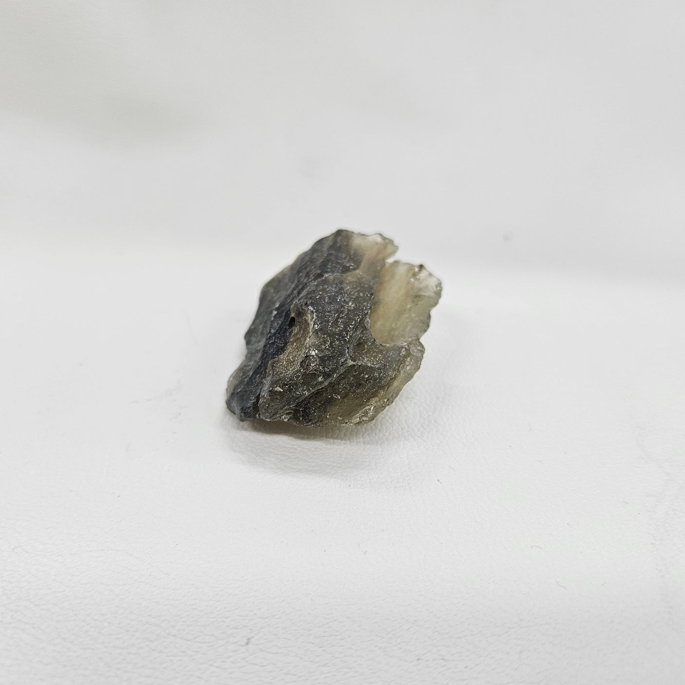 ブラックリビアングラス原石 約28x47×22mm/31g