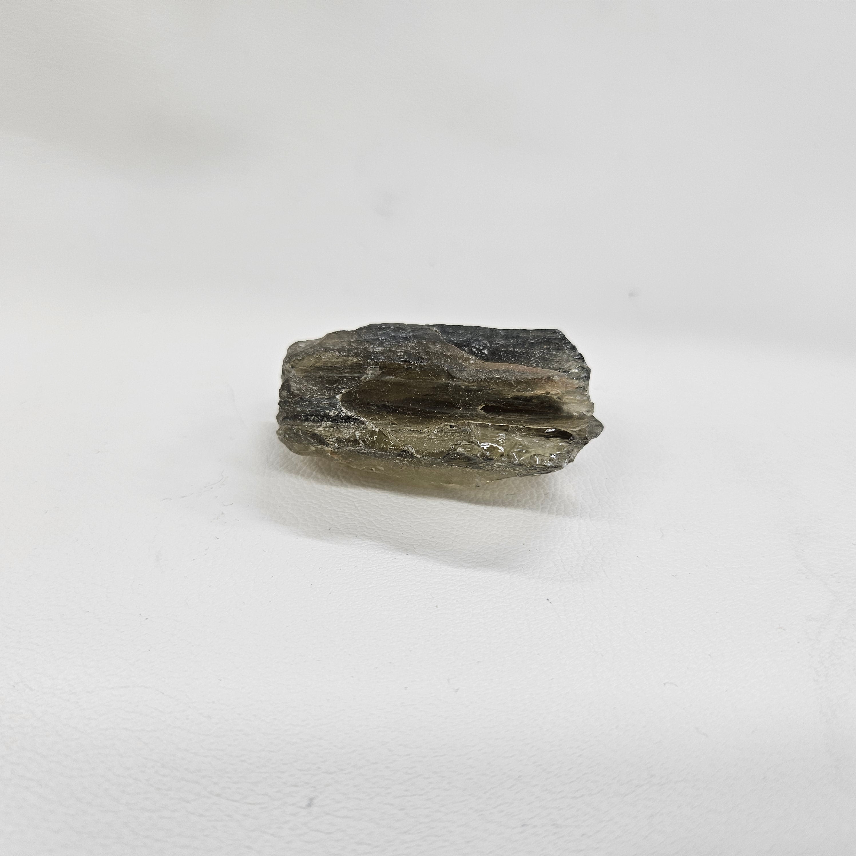 リビアングラス　ブラックカラー　原石　値下げ ブラックリビアングラス原石 約28x47×22mm/31g – STONEMARKET