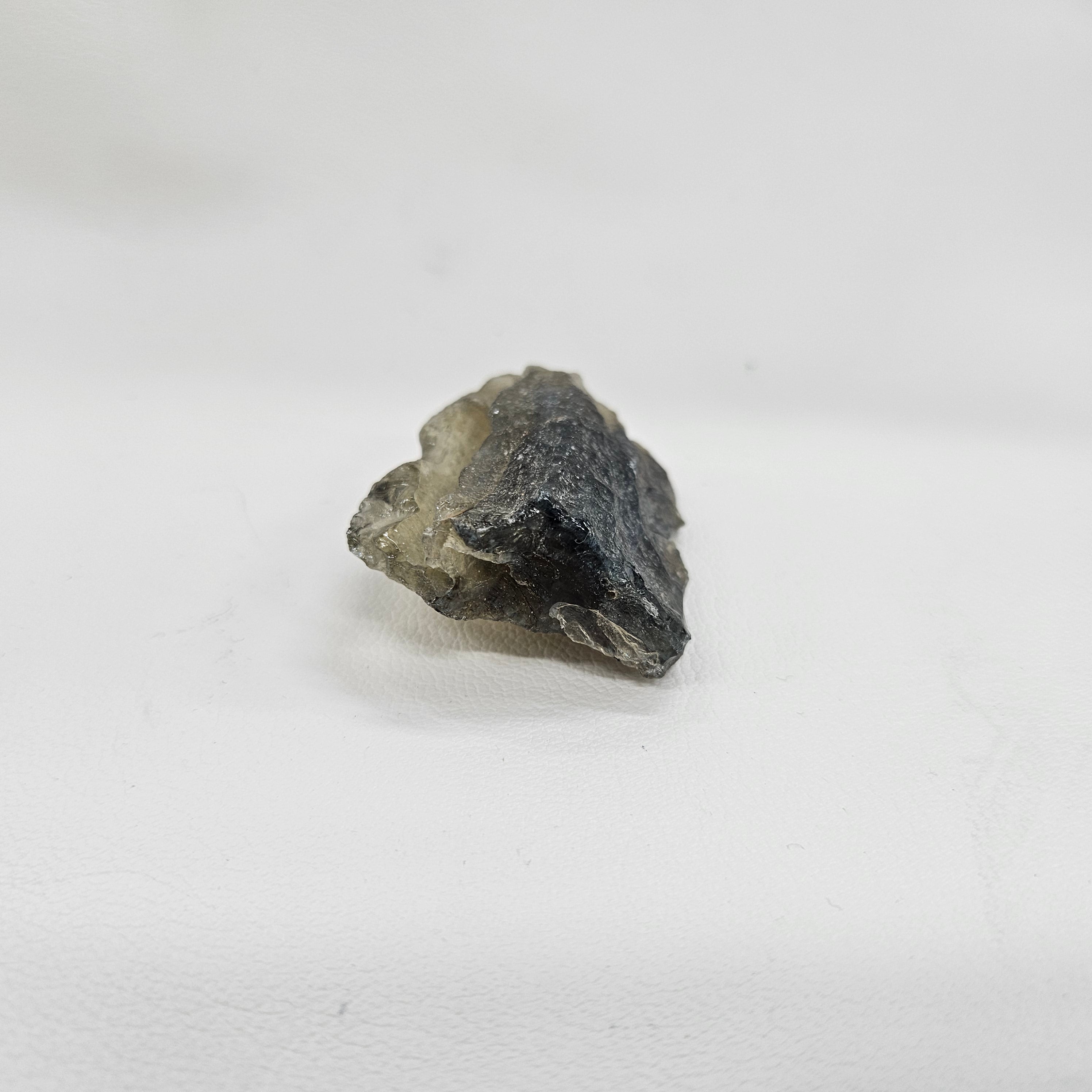 ブラックリビアングラス　リビアングラス　原石 ブラックリビアングラス原石 約28x47×22mm/31g – STONEMARKET