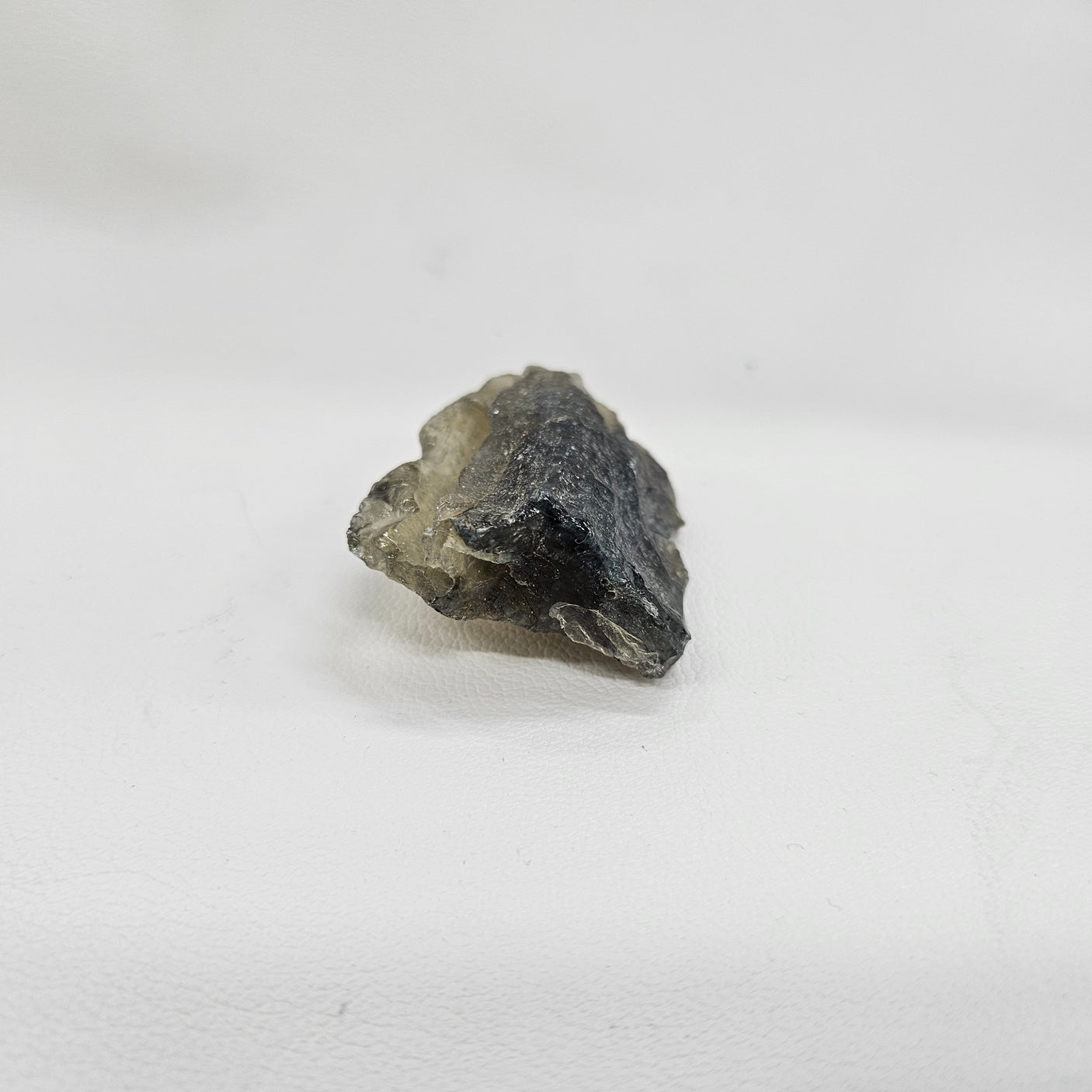 ブラックリビアングラス原石 約28x47×22mm/31g