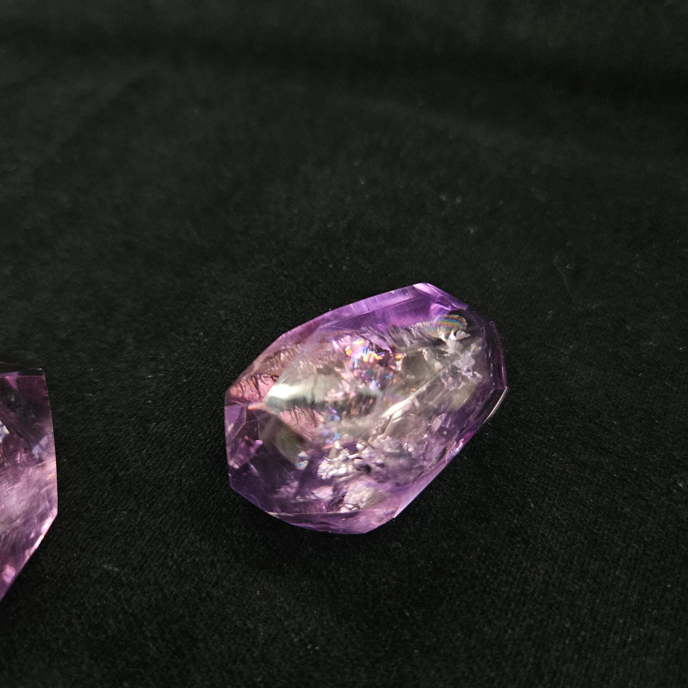 【単品ランダム】アメジスト フリーカットルース：レインボー入り（約25g～）