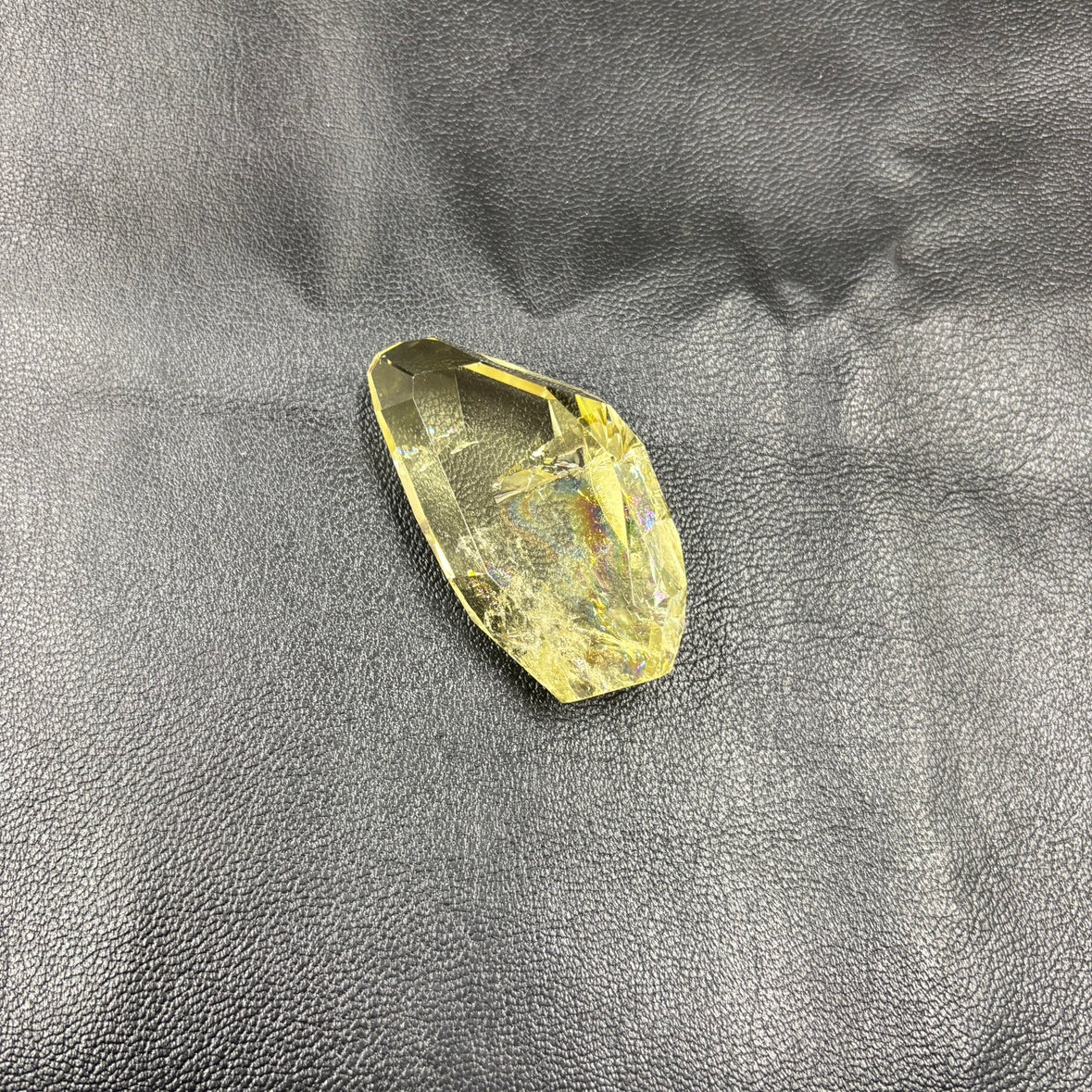 イエロークォーツポイント：レインボー入り（約60g）約6 × 3.5cm