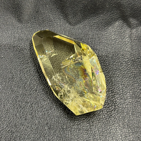 イエロークォーツポイント：レインボー入り（約60g）約6 × 3.5cm